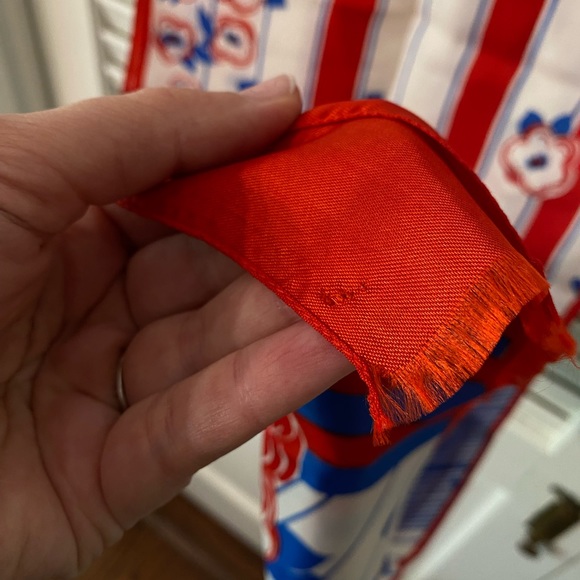 Birkin scarf with red outlined poppies with blue hearts - Picture 4 of 6